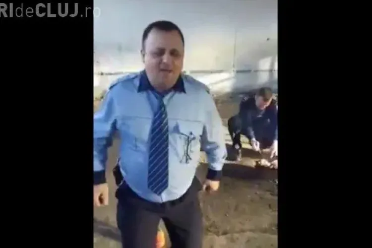 Poliţiştii au făcut un grătar în timpul serviciului - VIDEO