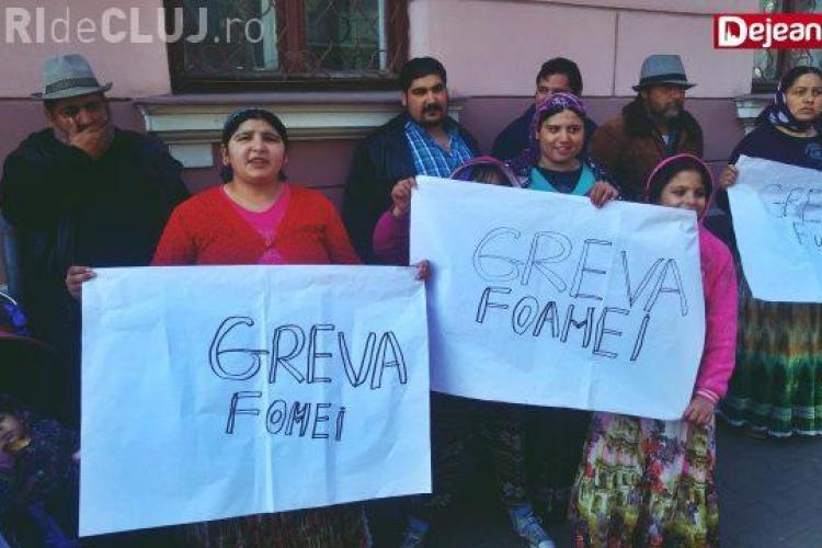 Romii de la Dej protestează, după ce polițiștii au efectuat razii la ei în cartier. Amenință cu greva foamei VIDEO