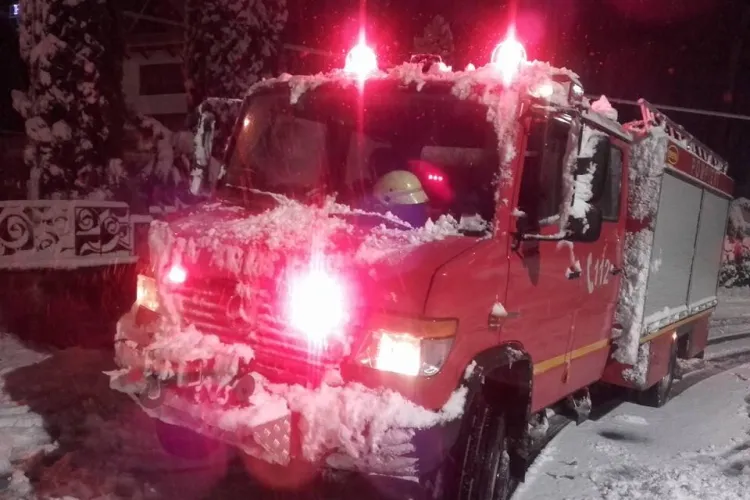 Zăpezile au făcut ravagii la Cluj. ISU a intervenit la peste 20 de cazuri doar azi-noapte FOTO