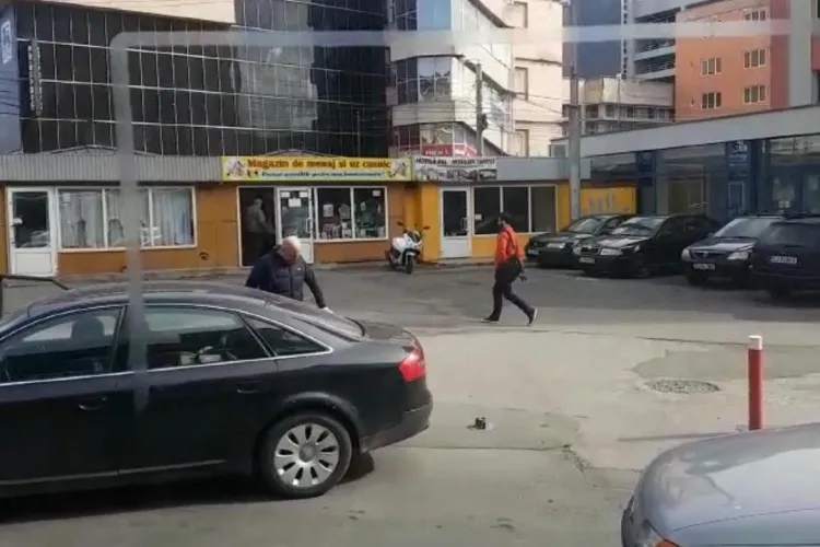 Cum s-au pus șmecherașii ”stăpâni” în Piața Mihai Viteazu. Au tăiat un stâlpișor pentru a-și face parcare VIDEO