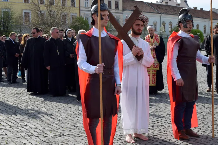 Drumul Crucii, refăcut de greco-catolici în centrul Clujului - FOTO