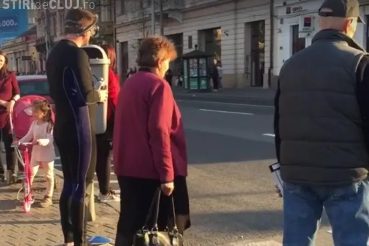 Cluj - Toți au râs când au văzut cine așteaptă cu ei la trecerea de la Teatrul Național - VIDEO