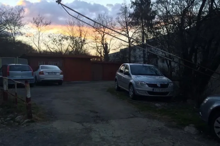 Mănășturenii de pe strada Parâng și-au făcut SINGURI parcare cu barieră. Cine ia taxa? - FOTO