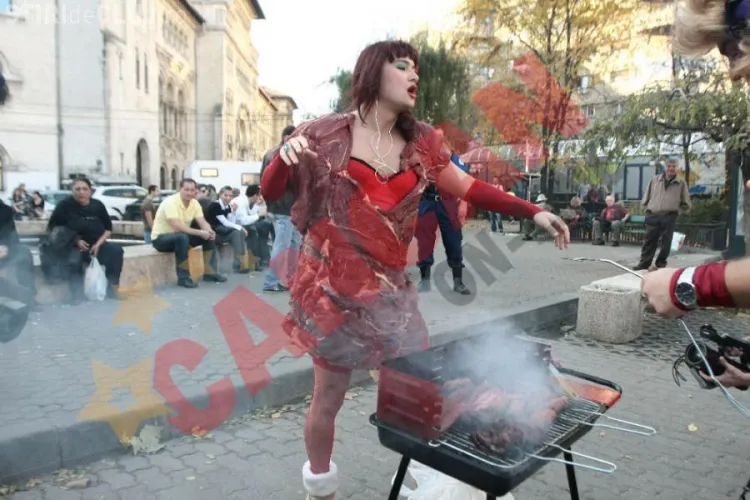 Bendeac o copiaza pe Lady Gaga: a umblat intr-o rochie din carne prin Bucuresti - FOTO
