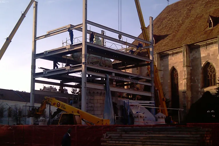 Grupul Statuar Matei Corvin este "dezbracat" de schela metalica! Lucrarile sunt pe ultima suta de metri - VIDEO si FOTO