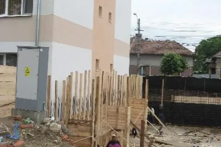 Cetateanul arab, care construieste un bloc ilegal pe strada Bucuresti, este urmarit penal. Constructia continua!