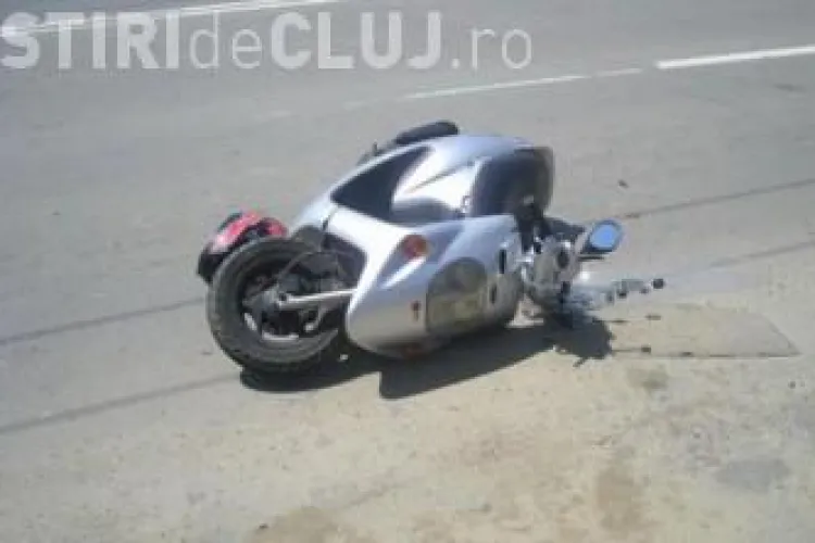 Conducatorul unui scuter a sfarsit sub un microbus pe strada Caii Ferate