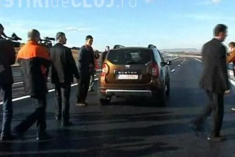 Emil Boc a gonit cu Duster -ul  pe autostrada Transilvania si s-a simtit ca intr-o alta tara! - VIDEO