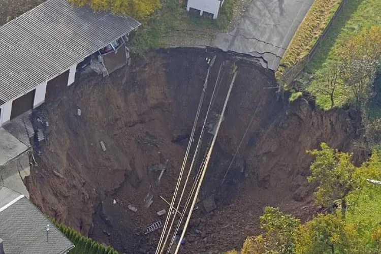 Crater urias format intr-un orasel din Germania - VIDEO si FOTO