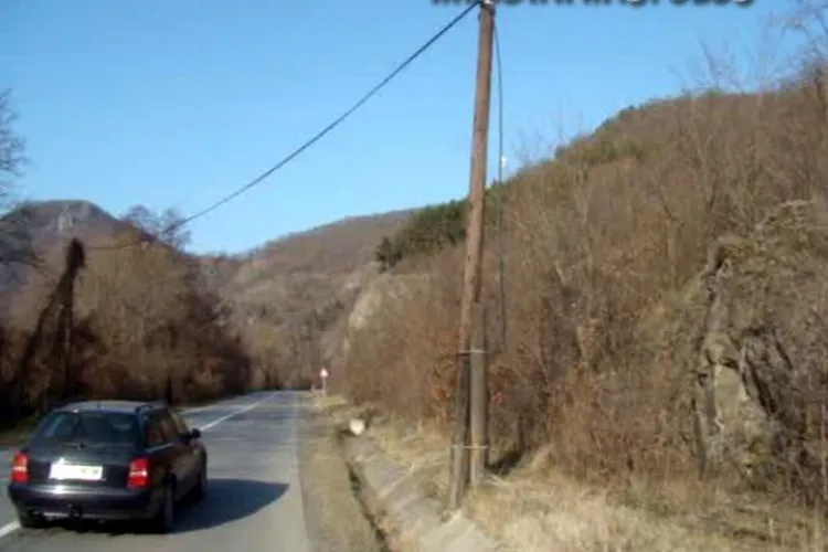 Au furat sute de metri de cabluri telefonice si acum sunt cercetati - VIDEO