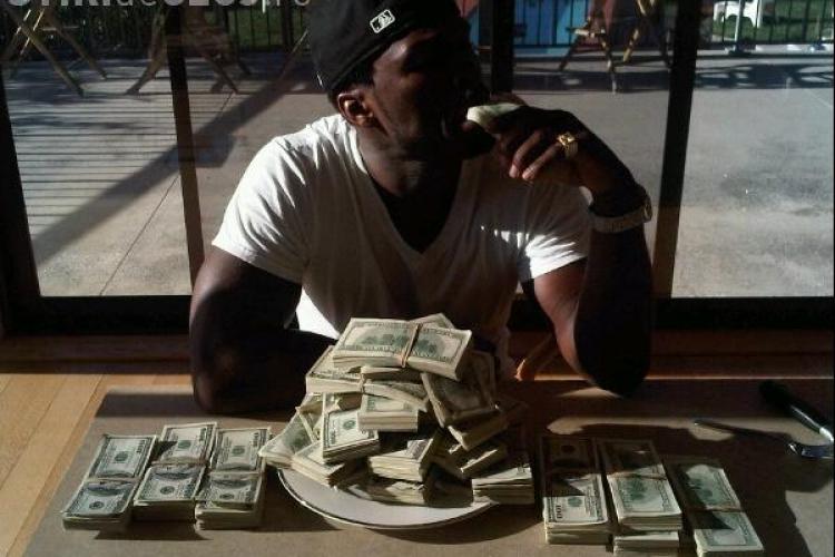 50 Cent s-a fotografiat in timp ce numara 500.000 de dolari -  FOTO