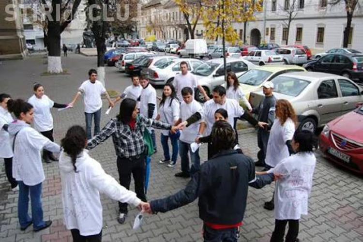Studentii rromi de la UBB Cluj au protestat impotriva lui Traian Basescu! Vezi ce i-a suparat - FOTO