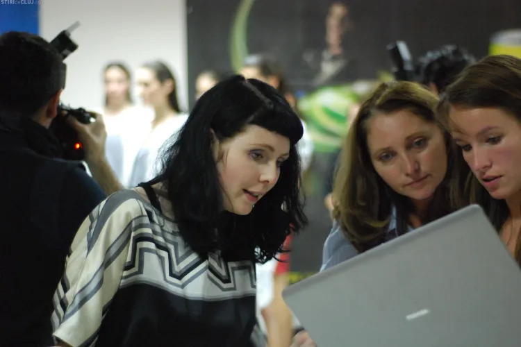 Olandezii nu stiu unde e Romania! Pantofii pentru prezentarea designerului Kim Bakker, de la Cluj Fashion Week, au fost trimisi ... in lume