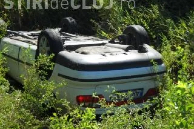 Accident grav la Rachitele! Un autoturism s-a rasturnat pe marginea drumului