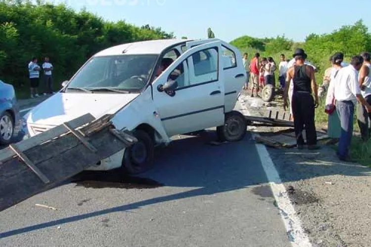 Accident grav la Tureni! Un atelaj a fost lovit in plin de un autoturism