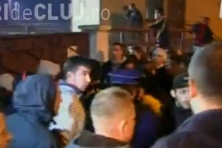 Sute de suporteri ai lui Dinamo, tinuti la poarta stadionului din Gruia de teama ultrasilor de la U Cluj!