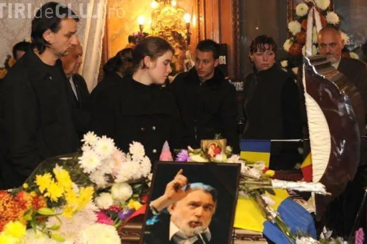 Adrian Paunescu a fost inmormantat cu onoruri militare. Mii de oameni l-au condus pe ultimul drum- VIDEO si FOTO