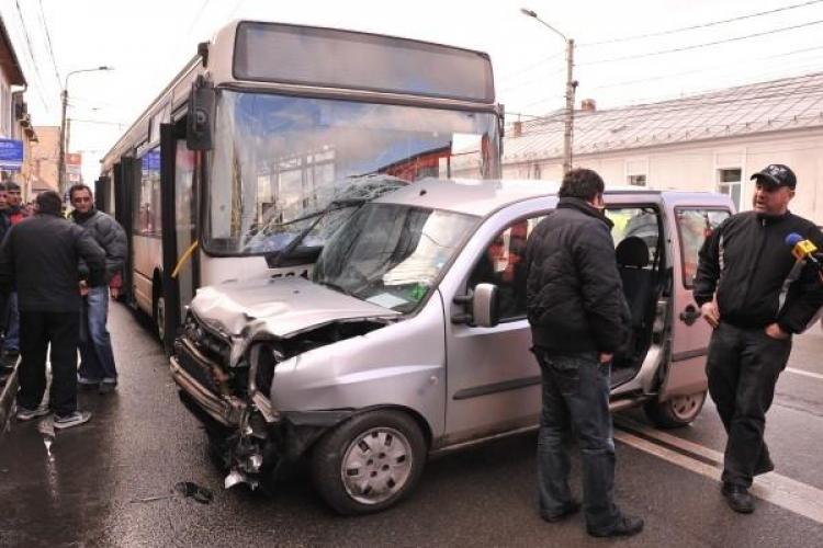 Un autobuz de pe linia 30, implicat intr-un accident de circulatie Bulevardul 21 Decembrie 1989