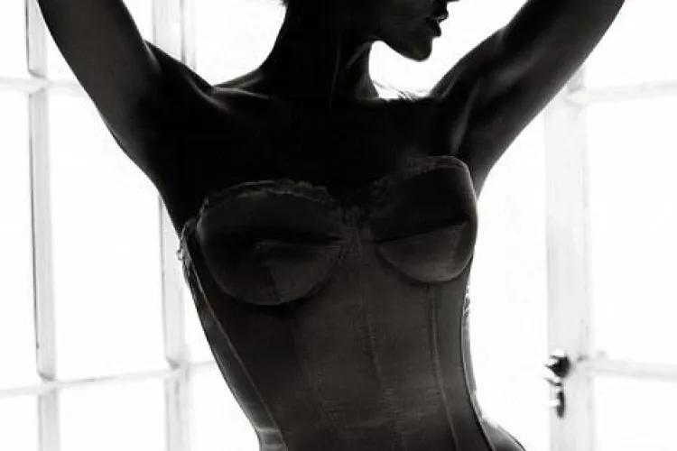 La 35 de ani, Angelina Jolie isi arata silueta perfecta! VEZI FOTO