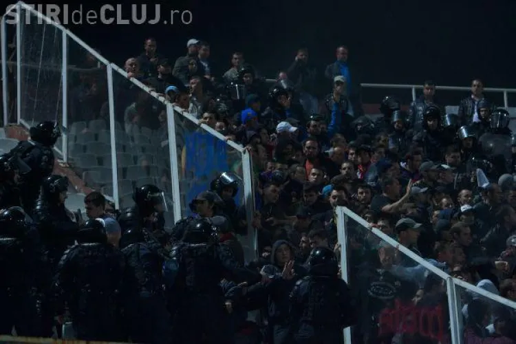 Suporterii Stelei, scosi de jandarmi in lovituri de baston de pe stadion- VIDEO