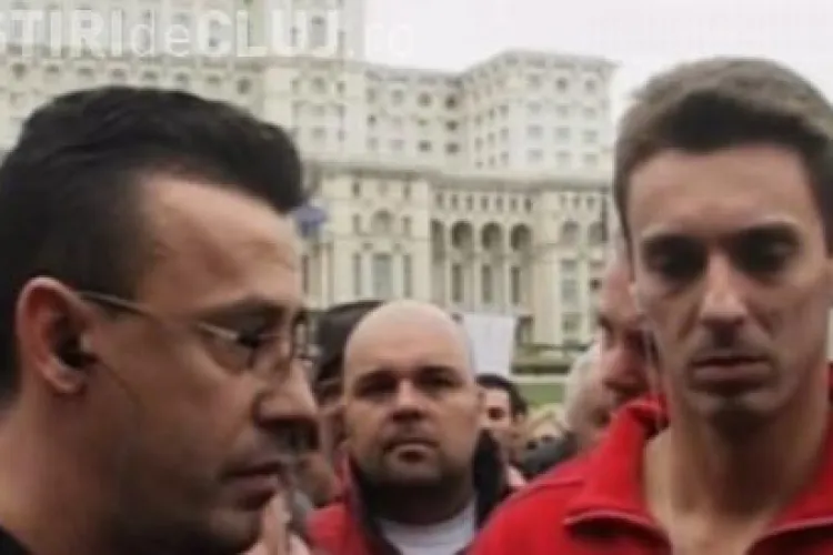 Mircea Badea si Victor Ciutacu protesteaza in fata CNA - VIDEO