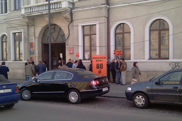 Deputatii PNL picheteaza sediile PDL si cer schimbarea presedintelui Camerei Deputatilor, Roberta Anastase - VIDEO si FOTO