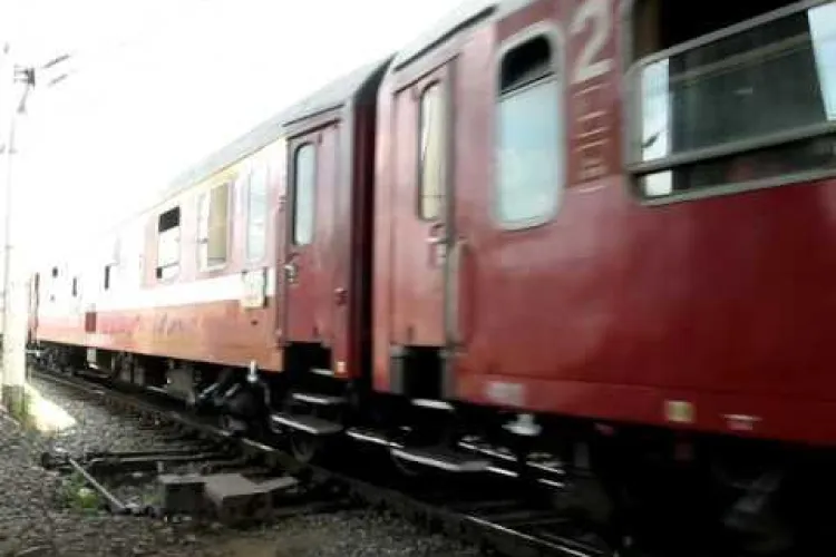 Vagoanele din Gara CFR Cluj, dezmembrate rand pe rand, de rromii in cautarea unui castig facil