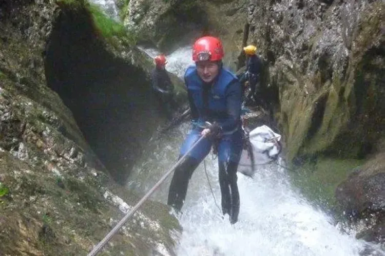 Simona Laiu si Ovidiu Pop, sunt cei doi speologi din Cluj, blocati in pestera Cociu, Bihor - FOTO