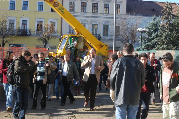 Statuia lui Matei Corvin a fost vizitata de ministrul Culturii, Kelemen Hunor - FOTO