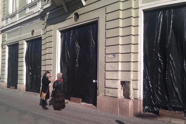 Saci menajeri in vitrina la fostul CEC si ochi de pisica pe Regele Ferdinand! Expozitia Orasul vizibil a fost vernisata astazi - FOTO si VIDEO