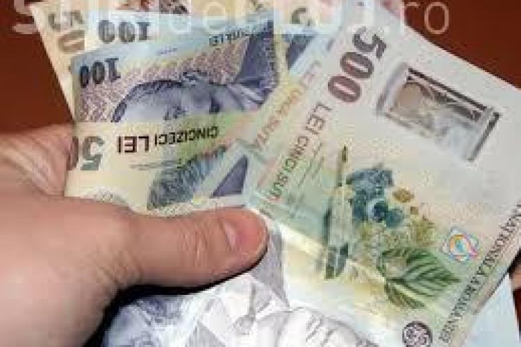 Cluj: Bani găsiți pe jos, predați la Poliție de un clujean cu spirit civic. Proprietarul este așteptat să îi recupereze