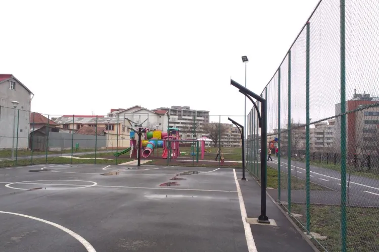 HALUCINANT E PUȚIN SPUS! Primăria Cluj a desființat un teren de baschet pentru că se fisurau casele de lângă