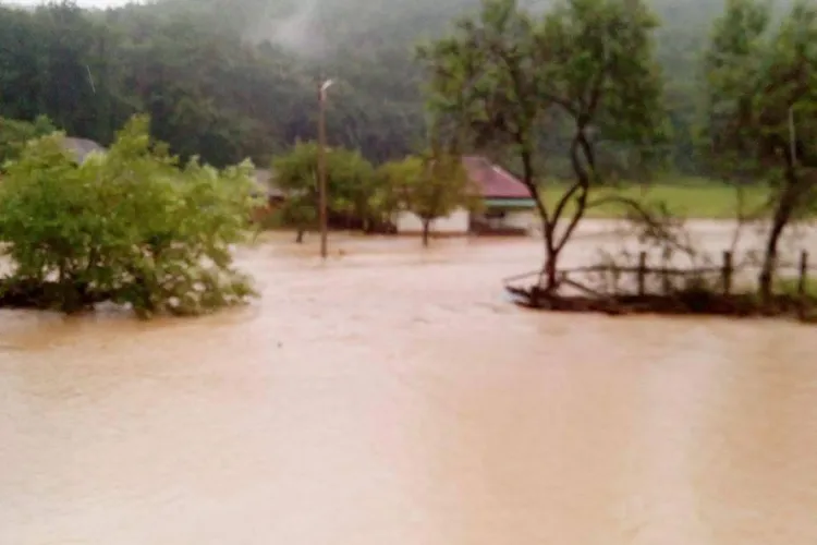 Inundații în Huedin: Oameni abandonați de autoritățile locale - FOTO