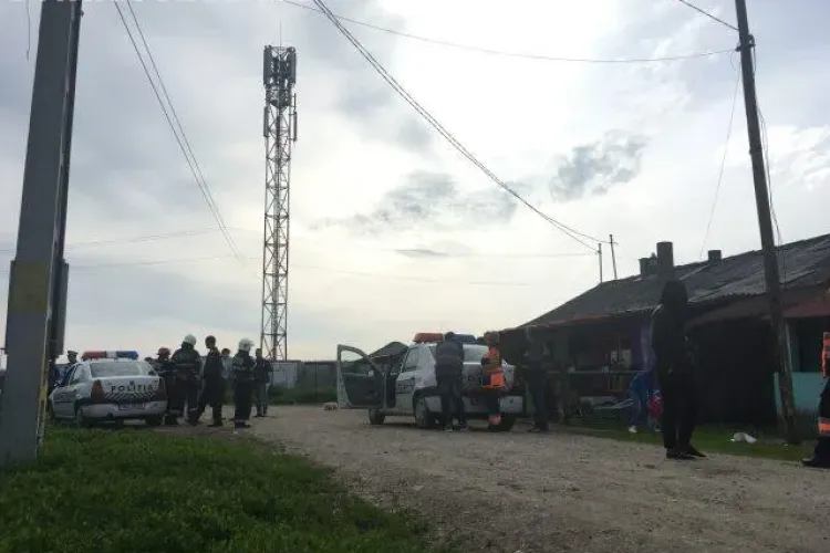 CLUJ: Un bărbat amenință că se aruncă de pe un stâlp de telefonie dacă nu i se dă o locuință