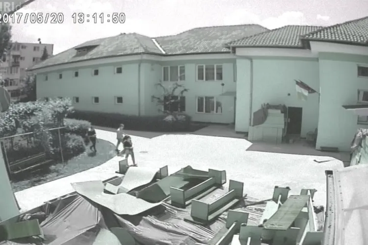 Incendiu la o creșă din Mănăștur. Poliția vă cere ajutorul să prindă autorii. I-ați văzut? FOTO