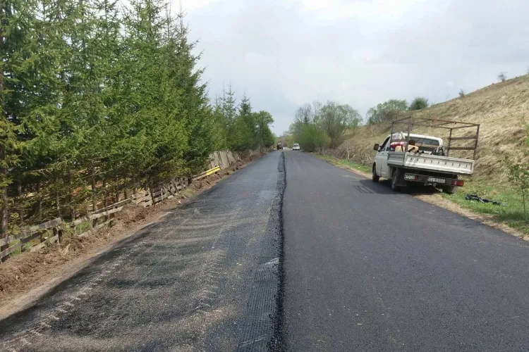 Lucrări de asfaltare pe drumul judeţean 108C Mănăstireni - Călata - Mărgău - Răchiţele 