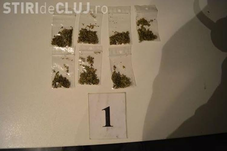 Bărbat depistat la Cluj cu aproape 80 de plicuri de droguri asupra sa. Jandarmii l-au prins în timp ce își rula un ”joint” într-un bar FOTO
