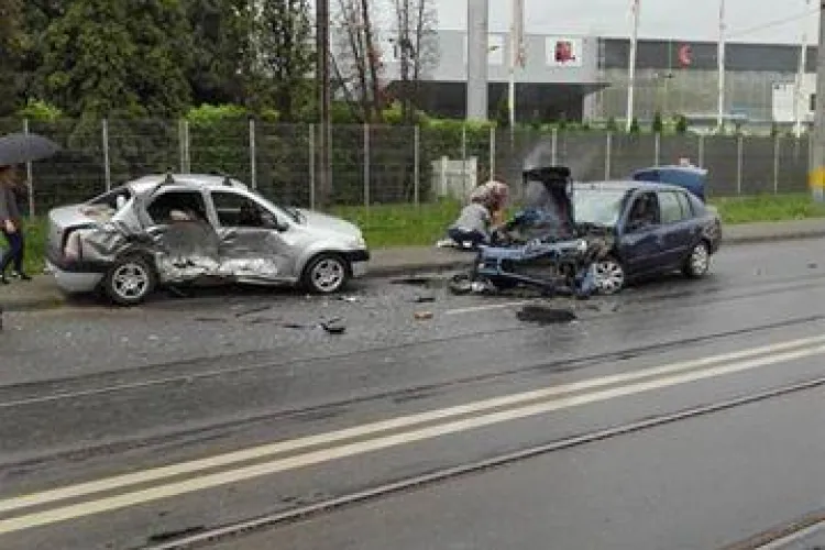Accident grav pe Bulevardul Muncii! Două persoane au fost rănite FOTO