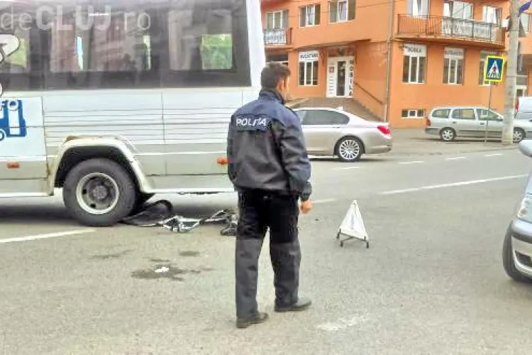 CLUJ: Biciclist rănit grav la Dej. A fost lovit de un microbuz VIDEO