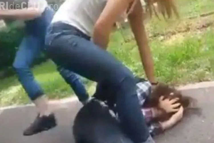 Ce reacție a avut tatălui elevei bătăuşe din Oradea: ”Bine a făcut”