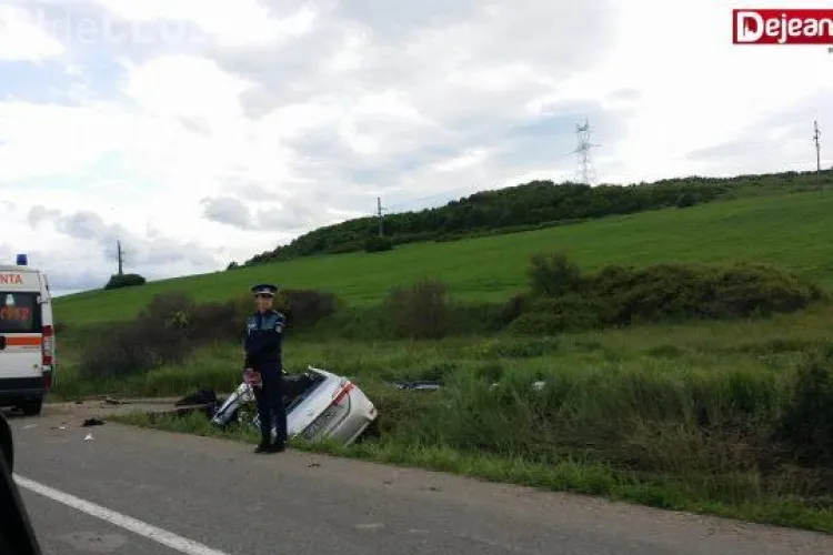 Accident cu o victimă, la Bonțida. O șoferiță a rămas încarcerată după ce a intrat cu mașina într-un podeț VIDEO
