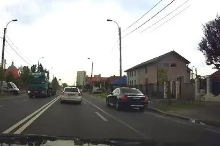 Cluj: Un șmecher și-a spălat limuzina S Class, ocupând o prima bandă de circulație - VIDEO