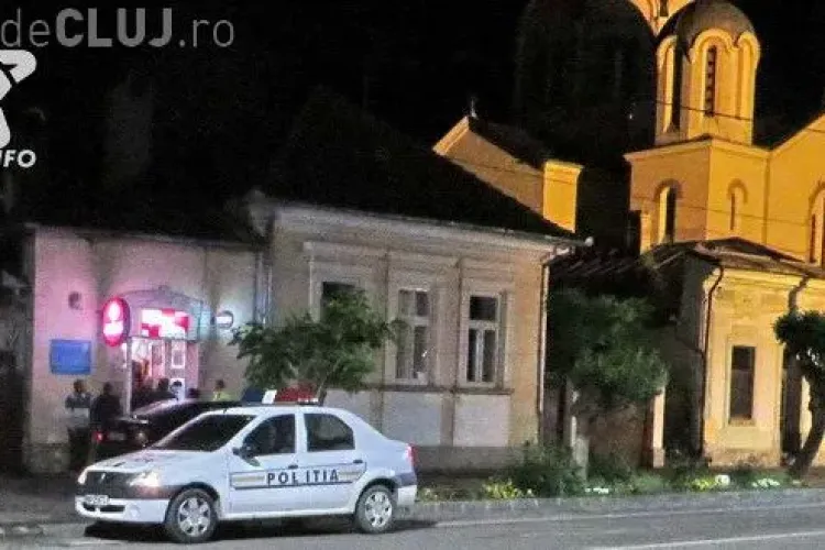Scandal într-un bar la Gherla. Un bărbat ”aburit” de alcool a început să arunce cu scaunele VIDEO