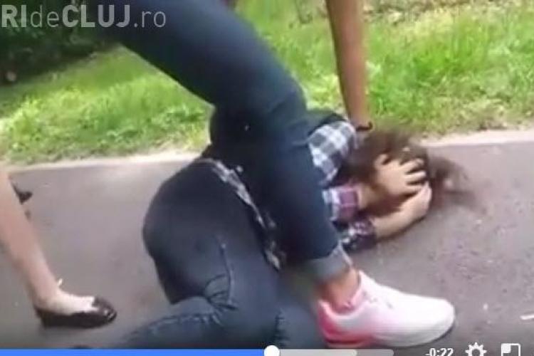 Adolescentă bătută CRUNT în Oradea de un grup de fete - VIDEO DUR