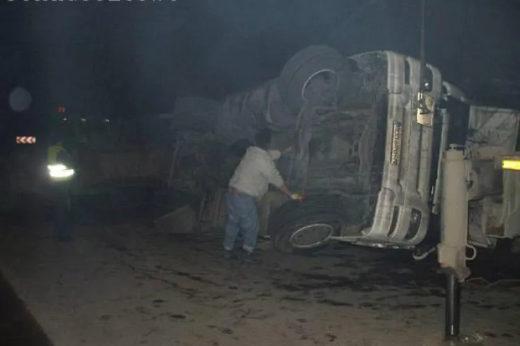 CLUJ: Accident la ieșire din Turda. Un șofer s-a răsturnat cu TIR-ul și a blocat circulația