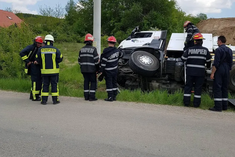 Vitezomanul de la Compania de Apă Someș Cluj s-a răstunat cu mașina în șanț - FOTO