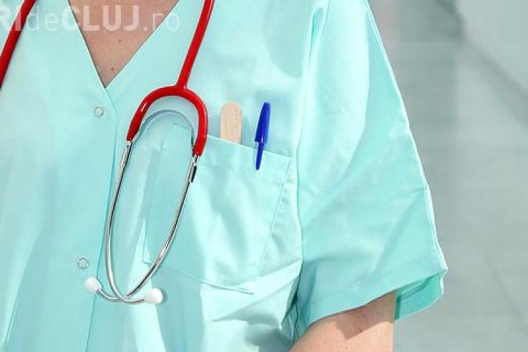 Sanitas Cluj susține că prin legea salarizării infirmierele câștigă mai bine decât asistentele