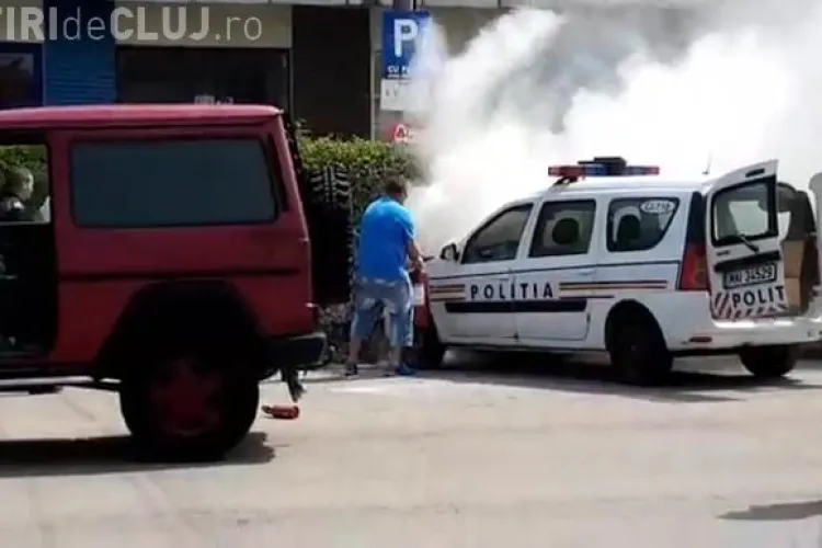 Județul Cluj: O mașină de poliție a luat foc în centrul orașului - VIDEO