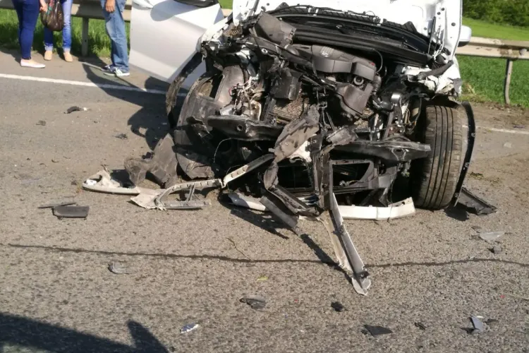 O șoferiță a scăpat ca prin urechile acului în urma unui accident pe centura Vâlcele-Apahida. A intrat într-o depășire periculoasă FOTO