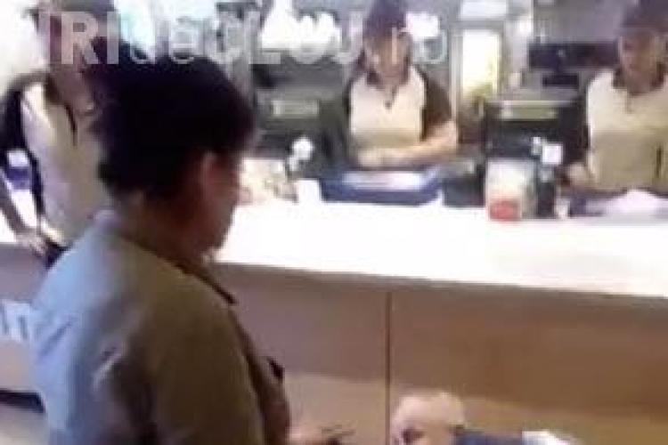 Bătaie la McDonald's Cluj. Doi derbedei au atacat un bărbat aflat la rând - VIDEO